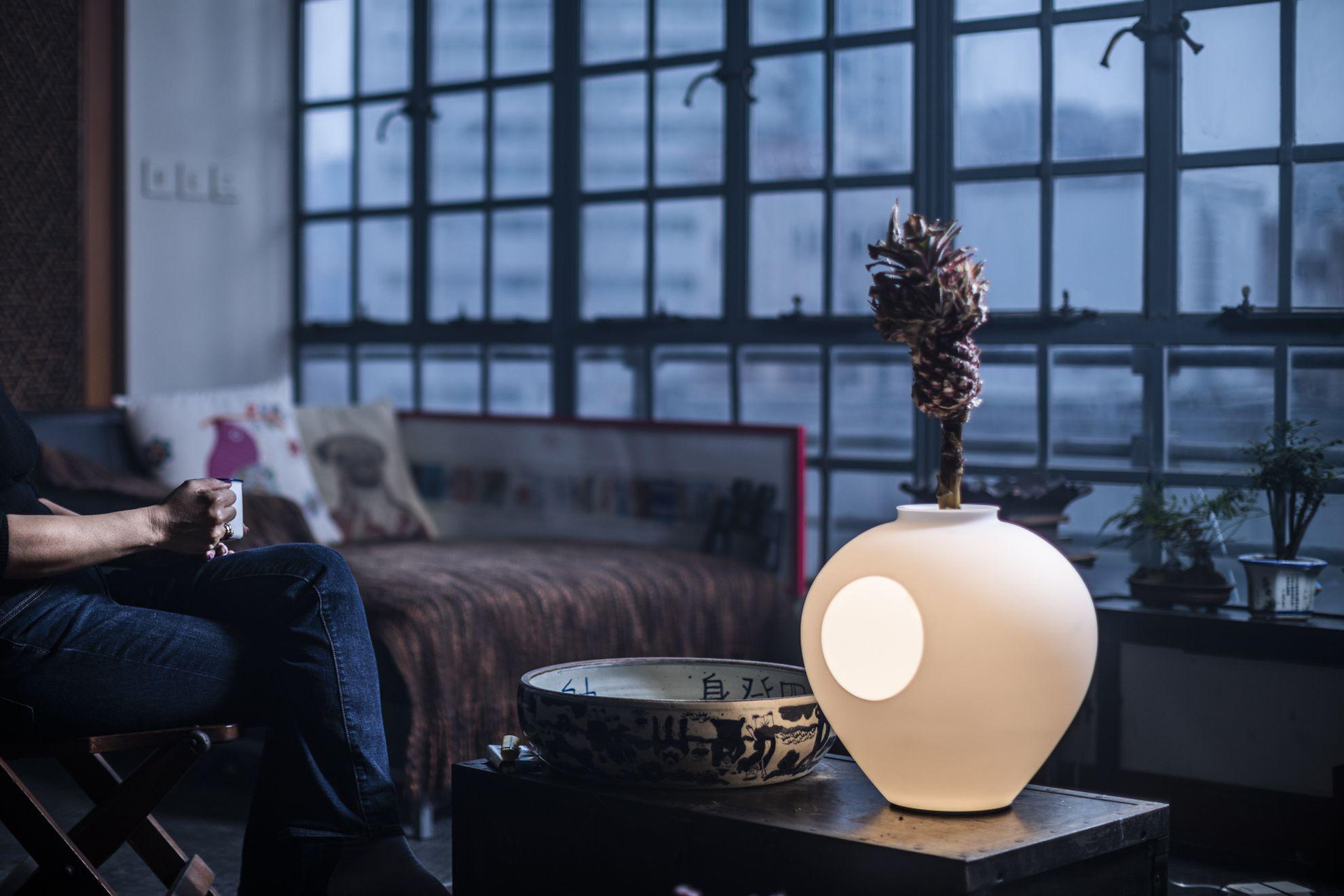 Glowing Vase Table Light | Ivanka Lumiere